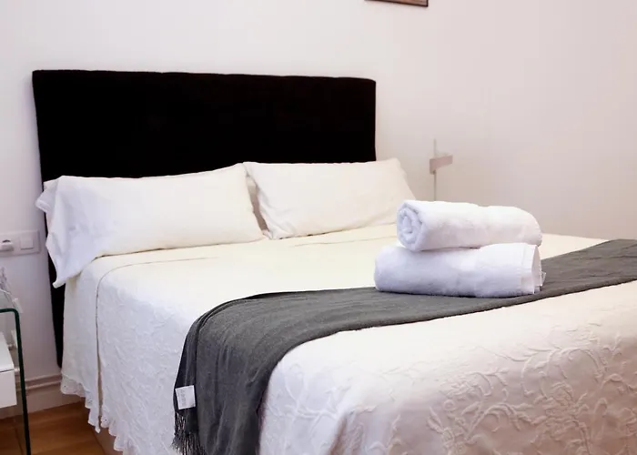 Piso Exclusivo Frente Al Casco Viejo Con Parking Gratis